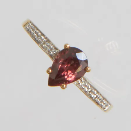 Ring med en brunröd zirkon ca.7,25 x 5,05mm samt diamanter 10 x ca.0,005ct, 8/8-slipade, stl:17¼, bredd: 1,3-7,2mm, slitage på skenans undersida, 9K Vikt: 1,5 g