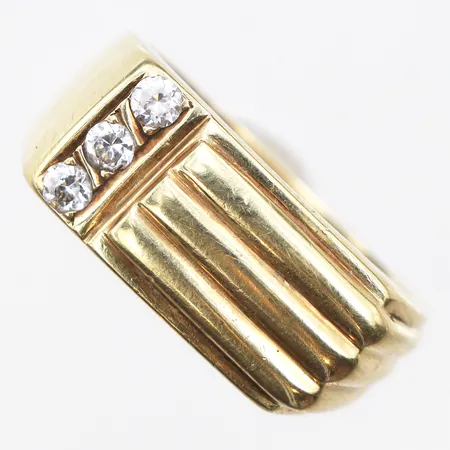Klackring med vita stenar, stl:19½, bredd 4,2-9,6mm, något skev skena, 14K. Vikt: 7,3 g