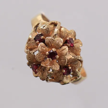 Ring med färgstenar, stl:21 bredd 2,8-14,7mm, något oval. 14K