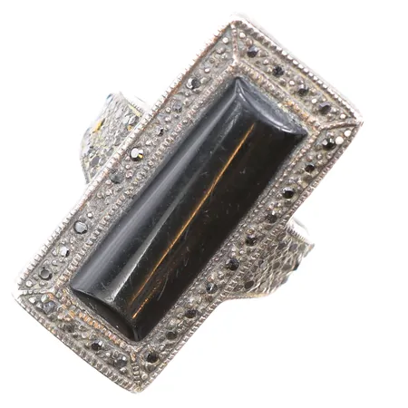 Ring med onyx och markasiter, stl:18, bredd 3,3-30,5mm, 925/1000 silver.  Vikt: 9,3 g