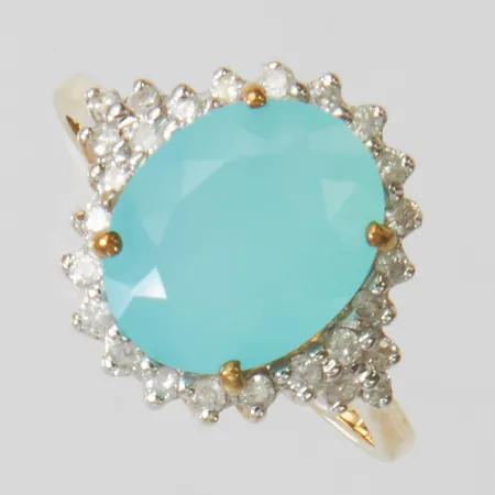 Ring med en blågrön opal 10,94 x 8,74mm samt diamanter 26 x ca.0,005ct, stl:17½, bredd: 2-13,9mm, 9K Vikt: 2,4 g