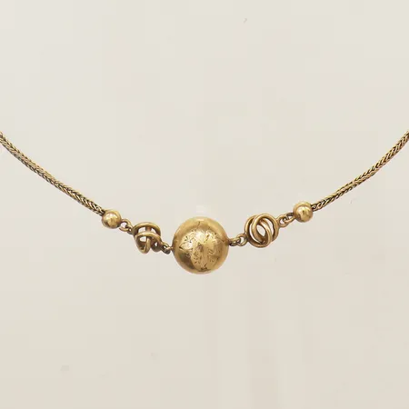 Collier med gravyrdekor längd 47cm, bredd 1,6-12,2mm, bucklor 18K Vikt: 10,5 g
