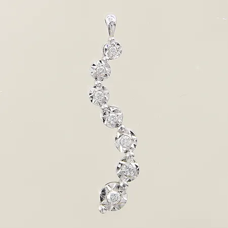 Hänge med diamanter 1 x ca 0,04ct 1 x ca 0,03ct 3 x ca 0,02ct 1 x ca 0,01ct 32x3,2mm ostämplat vitguld 14K Vikt: 1,1 g