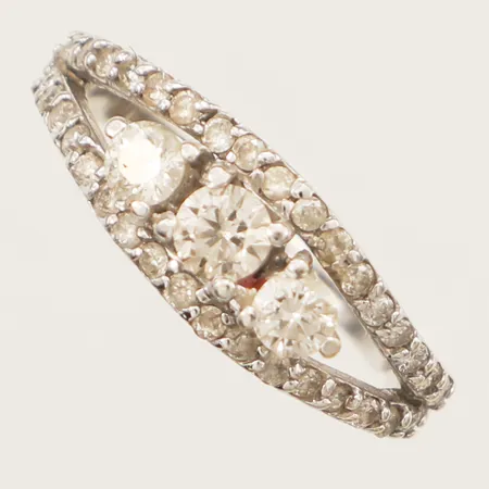 Ring med diamanter 1xca0,20ct 2xca0,10ct ca34xca0,01ct, stl: 16¾ bredd 7,1mm vitguld 18K Vikt: 3,4 g