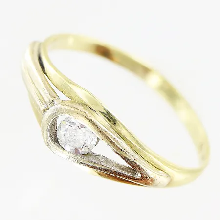 Ring vit/gulguld med sten stl:17, bredd 2-6mm, något skev, nagg på sten, 14K  Vikt: 1,8 g