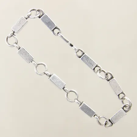 Armband med stavar Wiwen Nilsson längd 21cm bredd 5mm stavarnas mått:10x5mm Lund år 1952 silver 925/1000 Vikt: 27 g