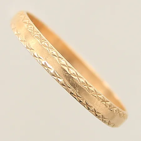 Ring med dekor stl:19¾ bredd 3mm gravyr 18K Vikt: 2,2 g