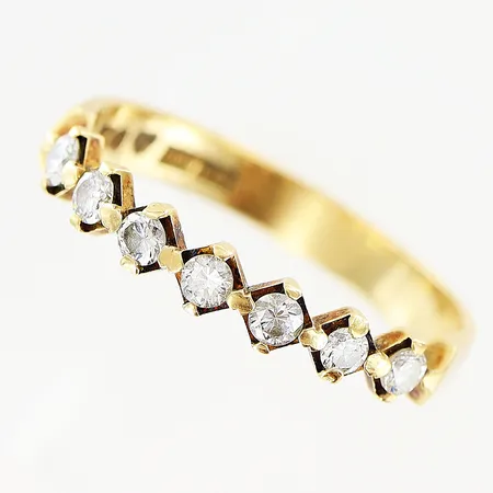 Ring med diamanter 7 x ca 0,03ct, stl:16¾, bredd 3mm, 18K Vikt: 1,8 g
