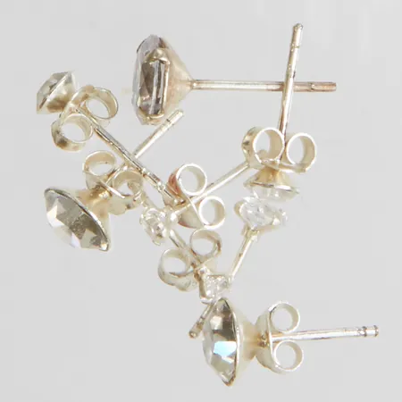 Örhängen med vita stenar, tre par i olika storlekar, två udda, saknar snurrebuss, silver 925/1000 Vikt: 2,4 g