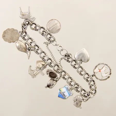 Armband Bismarck med 10 berlocker längd ca 17,5cm bredd 6,5-20,5mm säkerhetskedja emaljdetaljer ögla vid lås något öppen silver 830/1000 Vikt: 22,7 g