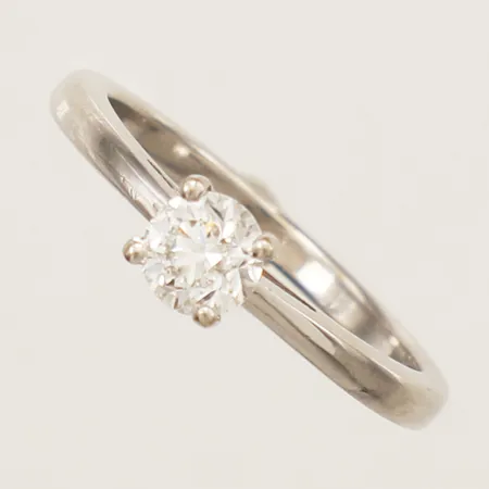 Ring med diamant 1 x ca 0,47ct ca W/SI, stl:16½ bredd 2mm, vitguld 18K Vikt: 3,2 g