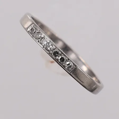 Ring med 8/8-slipade diamanter 7xca0,01ctm stl:17 bredd 2,1mm, vitguld, gravyr. 18K Vikt: 2 g