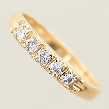 Ring med diamanter 0,25ctv enligt gravyr stl:17½ bredd 2,5-3,2mm 18K Vikt: 3,6 g