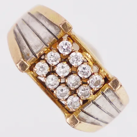 Ring vita stenar vitguldsdetaljer stl:19 bredd 3,1-11mm, skev, repig, 14K  Vikt: 8,4 g