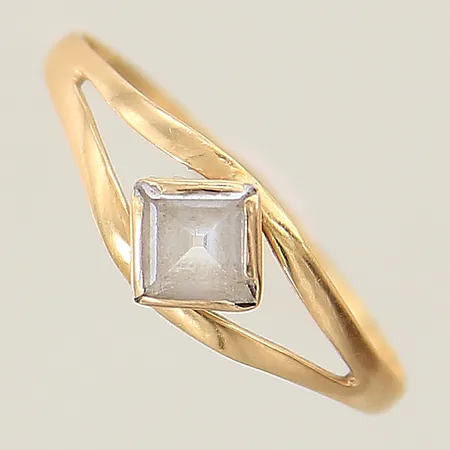 Ring med vit sten stl: 18½, bredd 1-7mm, skev 18K  Vikt: 1,1 g