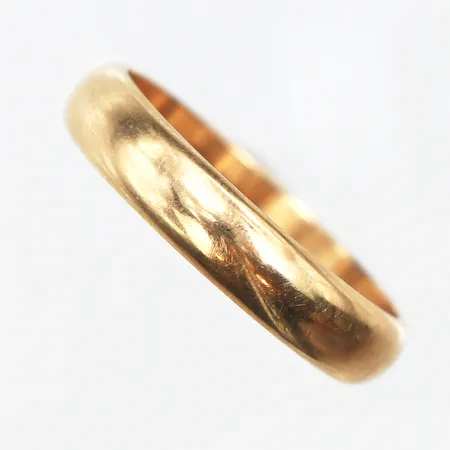 Slät ring, stl:18¼, bredd 4,3mm, gravyr, 18K. Vikt: 4,7 g