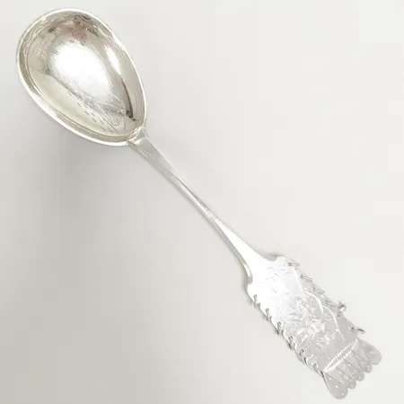 Serveringssked med same motiv, 21cm , delvis förgylld, 1936, personlig gravyr, silver 830/1000 Vikt: 49,6 g