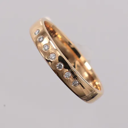 Ring med 8/8-slipade diamanter 0,07ctv enligt gravyr, stl:17½ bredd 3,5mm, GBA. 18K Vikt: 3,4 g