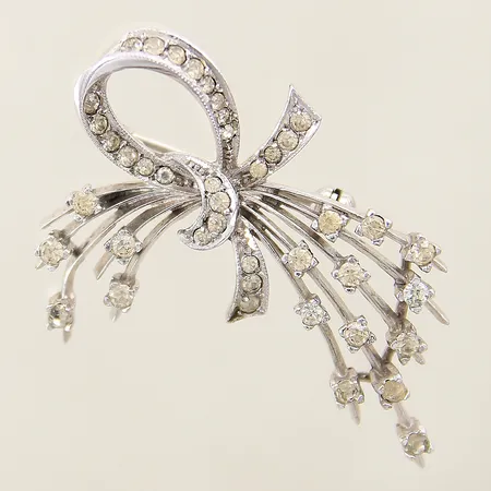 Brosch med vita stenar längd 47mm, bredd 2,5-14mm silver 835/1000 Vikt: 8,4 g