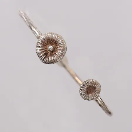 Armring med blommor ca Ø53mm, bredd 2,5-12mm, skev, silverdetalj saknas silver 925/1000 Vikt: 9,3 g