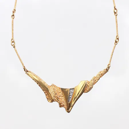 Collier Sarek med diamanter, 0,02ctv ca, längd 45cm, bredd1,1-13,6mm, 18K. Vikt: 8,1 g