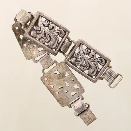 Armband med genombruten blomdekor längd 19,5cm bredd 21,5mm något skeva öglor silver 830/1000 Vikt: 53,9 g