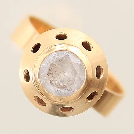 Ring med vit sten stl: 19, bredd 6-13mm, CESON 18K Vikt: 4,9 g