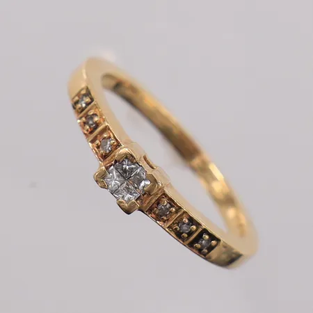 Ring med diamanter prinsesslipade 4xca0,06ct , 8/8-slipade 6xca0,01ct, stl:19½ bredd 2,2-4,4mm, snett fattade diamanter, GHA. 18K