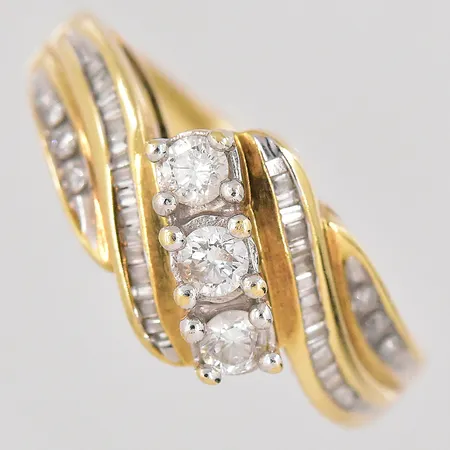 Ring med diamanter olikslipade ca 0,36ctv stl 17½ 10K Vikt: 3,3 g