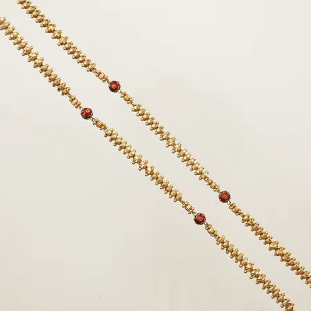 Collier med röd emalj längd ca 70cm, bredd 6,7mm ej öppningsbart 18K Vikt: 37,6 g