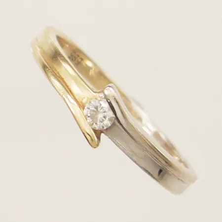 Ring med diamant 1 x 0,05ct, bredd 2mm, gravyr, tvåfärgad 14K Vikt: 1,9 g