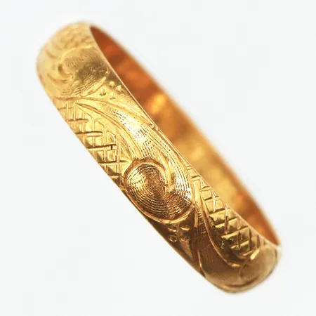 Ring med mönster, stl:22, bredd 5,3mm, gravyr, 23K. Vikt: 7,3 g