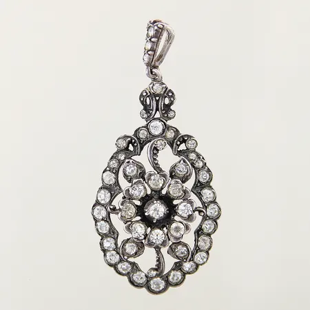 Hänge med vita stenar längd 58mm, bredd 3,3-27,3mm silver 830/1000 Vikt: 12 g
