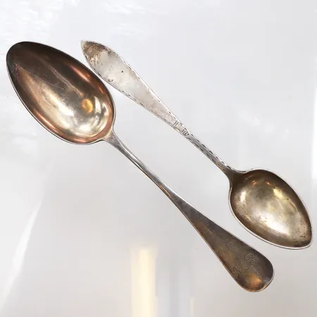 2 Silverskedar, längd 18-29cm, olika storlekar, med gravyr, 800-830/1000 silver. Vikt: 73,5 g