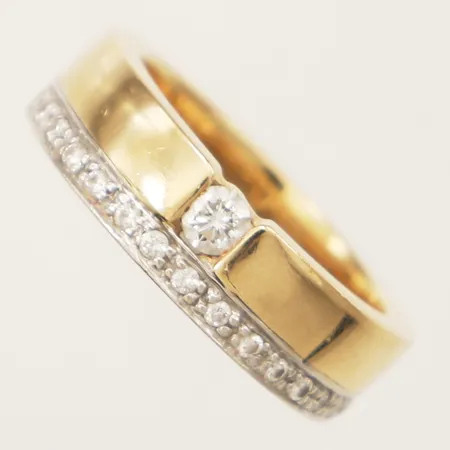 Ring med diamanter 1xca0,12ct 18xca0,01ct, stl:16¾ bredd 6mm del i vitguld 18K Vikt: 7,6 g