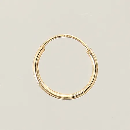 En örring Ø ca 10mm bredd 1mm 18K Vikt: 0,1 g