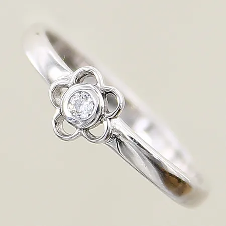 Ring blomma med vit sten stl:16½ bredd 2-5,7mm silver 925/1000 Vikt: 1,1 g