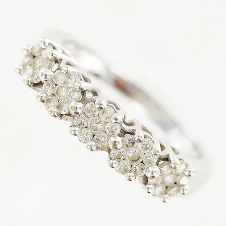 Ring vitguld med diamanter 35 x ca 0,01ct, Guldfynd, stl:17¾, bredd 2,5-4mm, sliten rodiering undertill, 18K Vikt: 5,2 g