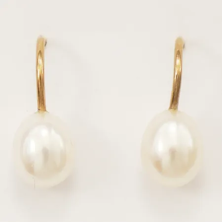 Ett par örhängen med odlade pärlor, längd 17mm bredd Ø7mm, 18K Vikt: 2 g
