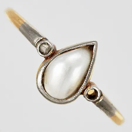 Ring med odlad pärla och diamant 1xca0,008ct stl: 15¾ bredd 1-8mm behov av omrodiering en diamant saknas, 14K Vikt: 1,5 g