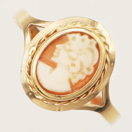 Ring med kamé stl:18 bredd 13,3mm GHA 18K Vikt: 1,8 g