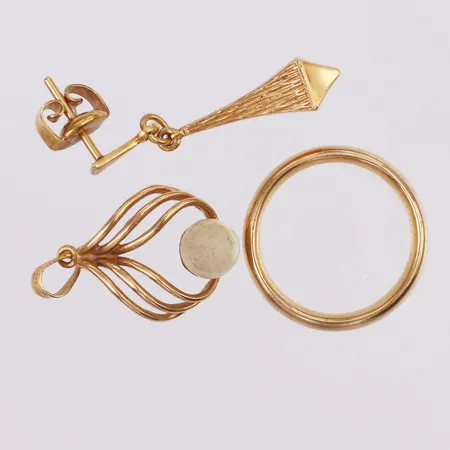 Diverse guld udda slitna gravyr 18K  Vikt: 6,1 g