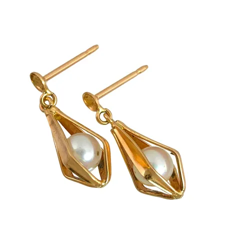 Örhängen i 18K guld med odlade Pärlor, längd 19 mm, bredd 7 mm, ploppar saknas Vikt: 1,6 g