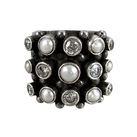 Ring silver 925/1000 design KUMKUM, vita stenar, odlade pärlor, stl:19,0 mm, bredd 12-21,5 mm Vikt: 19,3 g