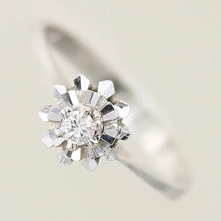 Ring med en briljantslipad diamant ca 0,08ct stl: 17¼, bredd 2,4-7,8mm vitguld 18K Vikt: 2,4 g