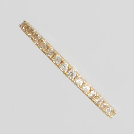 Ring med vita stenar stl:16¼, bredd: 1,5mm, 14K Vikt: 1,4 g