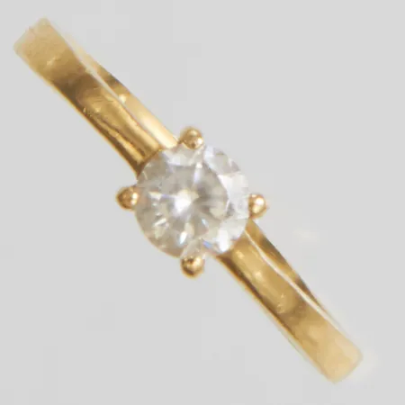Ring med vit sten stl:14¾, bredd: 1,8-4mm, slitna stämplar, 18K Vikt: 1,6 g