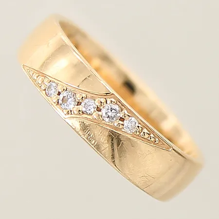 Ring Scahlins med briljantslipade diamanter 0,07ctv enligt gravyr stl: 17, bredd 5mm 18K Vikt: 5,4 g