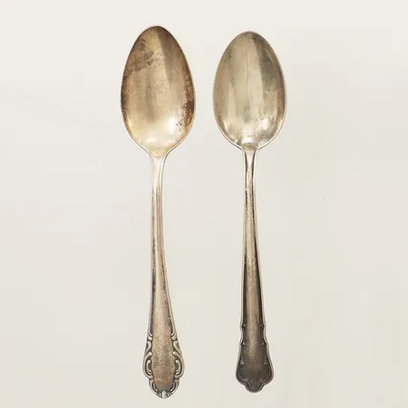 Två kaffeskedar längd 12-12,5cm, olika modellar silver 830/1000 Vikt: 27,5 g
