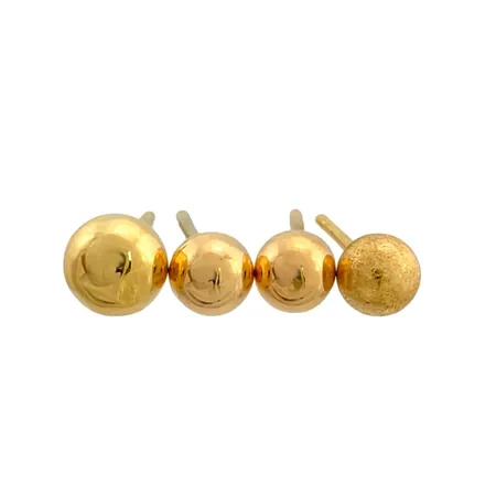 Örhängen Klot i 18K guld, fyra st enkla varav en matterad, Ø 4-5 mm, ploppar saknas, en med liten ojämnhet Vikt: 0,6 g